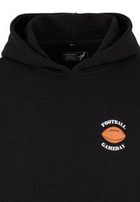 Felpa in cotone nera con grafica frontale che riporta il testo "FOOTBALL GAMEDAY" e un'illustrazione di un pallone da football arancione. Design semplice, texture morbida.