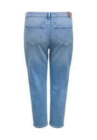 Jean en denim bleu clair avec une coupe droite, comprenant deux poches arrière, des passants de ceinture et une étiquette en cuir marron à la taille.
