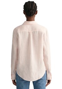 Helles rosa und weiß gestreiftes Langarmshirt mit abgerundetem Saum, geknöpften Manschetten und einer Rückenfalte für zusätzlichen Bewegungsraum.