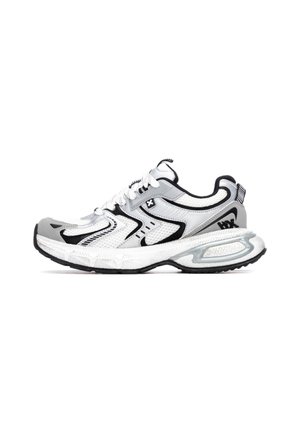 Zapatilla deportiva blanca y gris con parte superior de malla, superficies texturizadas, detalles en negro, suela de goma y cuello acolchado; cuenta con cordones y un detalle reflectante.