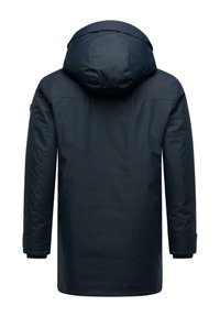 Tumši zils ūdensizturīgs parka žakets ar kapuci, ar taisnu piegriezumu, sānu kabatām un elastīgām aprocēm papildu siltumam un aizsardzībai.