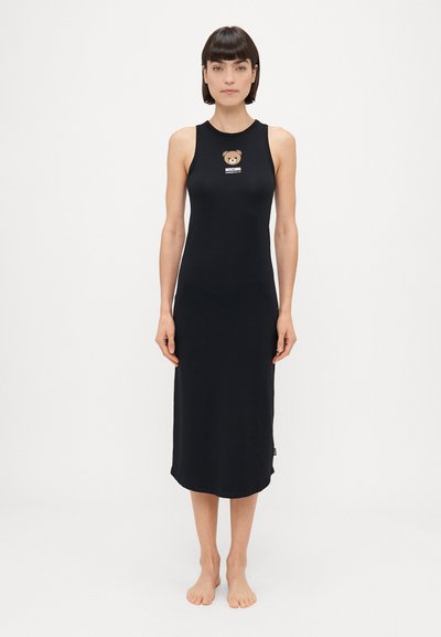 Vestido negro sin mangas con un gráfico de oso y un logo en el pecho, hecho de una tela suave, con un corte de longitud media y un dobladillo curvado.
