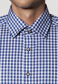 Blauw en wit geruit overhemd met een button-down kraag, voorzien van ronde zwarte knopen en een gladde katoentextuur.