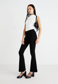 Gina Tricot FLARE TROUSERS - Tygbyxor - black