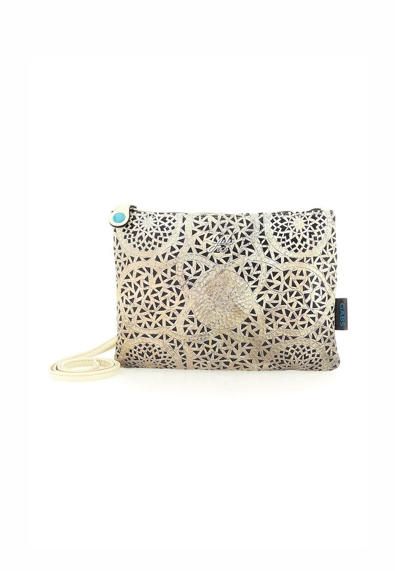 Pochette metallica oro e nera con motivi a taglio geometrico, dotata di un bottone accentato turchese e di una tracolla staccabile color crema.
