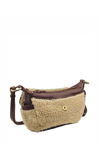 Sac bandoulière en cuir marron et fausse fourrure crème avec une surface texturée, fermeture zippée, et un accent circulaire doré à l'avant.