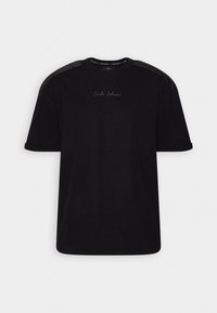 Sort t-shirt med korte ærmer og rund hals. Har et broderet logo i en kontrasterende farve på fronten og en glat bomuldsstof.