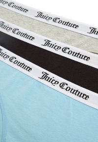 Tre paia di mutande in cotone leggero blu chiaro, grigio e nero, con fasce elastiche bianche su cui è stampato in nero "Juice Couture".