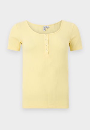 Žuti rebrasti top kratkih rukava s okruglim izrezom i četiri metalna kopčala na centru sprijeda.