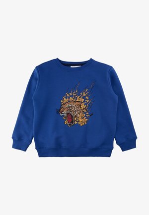 Niebieska bluza z detalicznie haftowanym tygrysem otoczonym płomieniami w kolorze pomarańczowym i żółtym, z prążkowanymi mankietami i dołem.