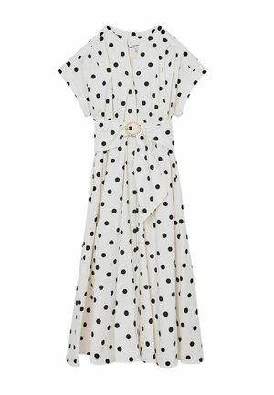 Biała midi sukienka w czarne grochy, z krótkimi rękawami, dekoltem w serek i dopasowanym paskiem z okrągłą złotą klamrą.