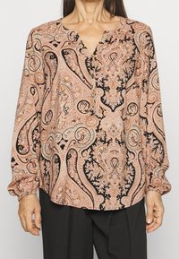 Langærmet bluse i et pink og sort paisley-mønster, med v-hals, knaplukning og samlede manchetter, lavet af letvægtsstof.