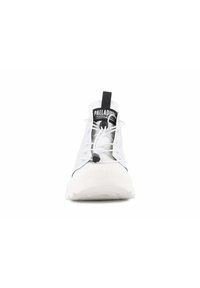 Sneaker bianco alto con texture liscia, caratterizzato da dettagli neri, una suola spessa e un sistema di lacci di supporto. Brand visibile sulla linguetta.