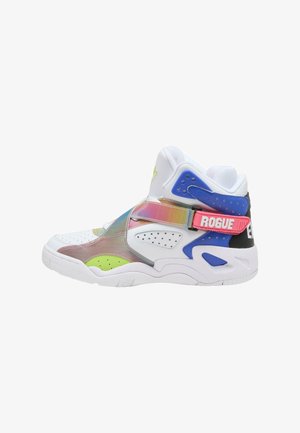 Zapatilla alta con una parte superior de sintético blanco, acentos iridiscentes, detalles en verde y azul, correa con patrón y cierre ajustable.