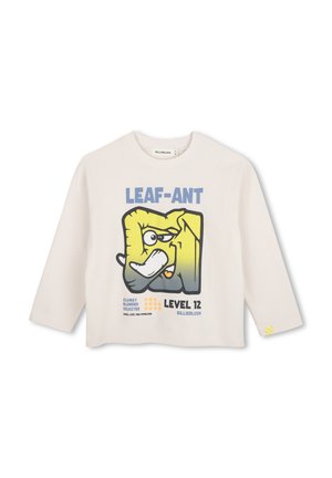 Camiseta blanca de manga larga con gráfico de elefante de dibujos animados, texto "LEAF-ANT LEVEL 12," y valoraciones con palabras como "Clumsy Blunder Disaster."