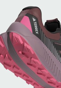 adidas Terrex SOULSTRIDE FLOW  - Chaussures de running - burgundy   core black   pink fusion
