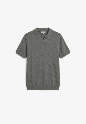 Kurzärmeliges graues Strick-Poloshirt mit strukturiertem Muster und Notch-Kragen, flach auf weißem Hintergrund liegend.