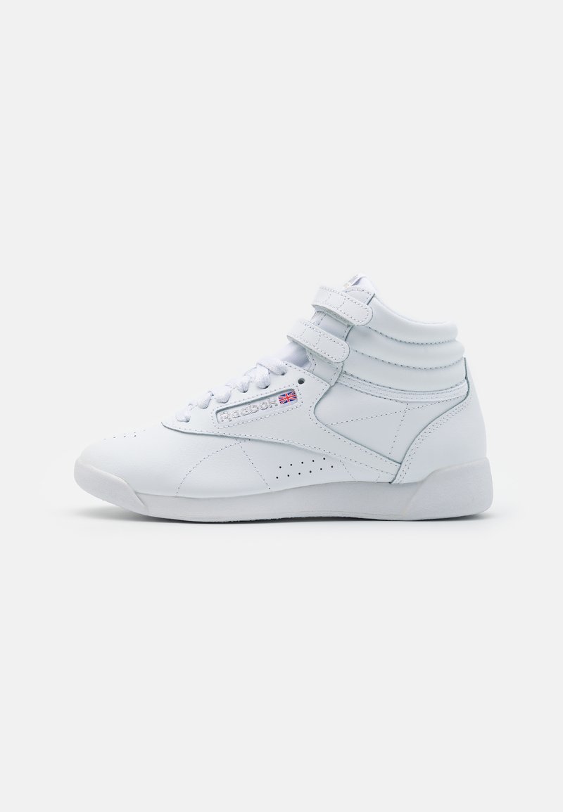 Białe wysokie sneakersy z skórzanym wierzchem, z zapięciem na sznurowadła i rzepy, wyściełanym kołnierzem, perforowanymi detalami oraz teksturowaną gumową podeszwą.