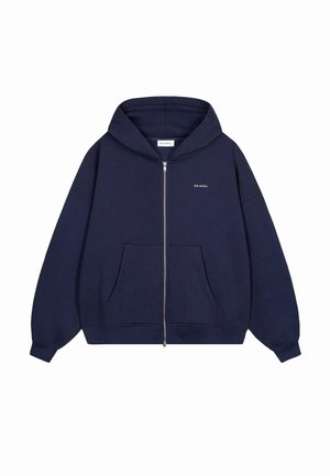 Mörkblå zip-up hoodie i mjukt tyg, med en rymlig framficka, ribbade ärmslut och en stor huva. Enkel logotryck på bröstet.