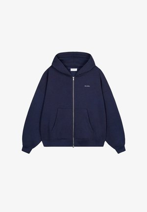 Mörkblå zip-up hoodie i mjukt tyg, med en rymlig framficka, ribbade ärmslut och en stor huva. Enkel logotryck på bröstet.