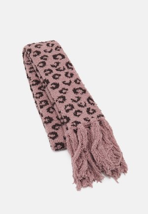 Écharpe en tricot rose pâle avec imprimé léopard marron foncé et franges texturées aux extrémités, étalée à plat sur fond blanc.