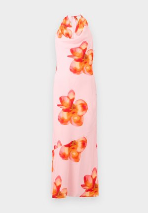 Vestido maxi sin mangas en suave tela rosa, con grandes estampados florales vibrantes en naranja y rojo. Diseño de cuello halter con un corte en forma de lágrima en la parte posterior.