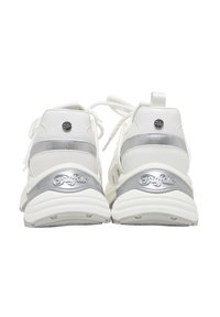 Paire de baskets blanches avec des accents argentés et le nom de la marque "Buffalo" sur le talon, vues de dos avec les lacets défaits.