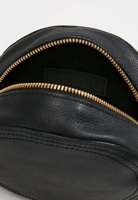 mint&berry Axelremsväska - black