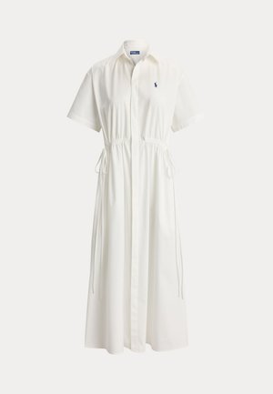 Biała sukienka midi z krótkim rękawem, zapinana na guziki z przodu, z kołnierzykiem, regulowanymi troczkami w talii oraz małym haftowanym logo na piersi.