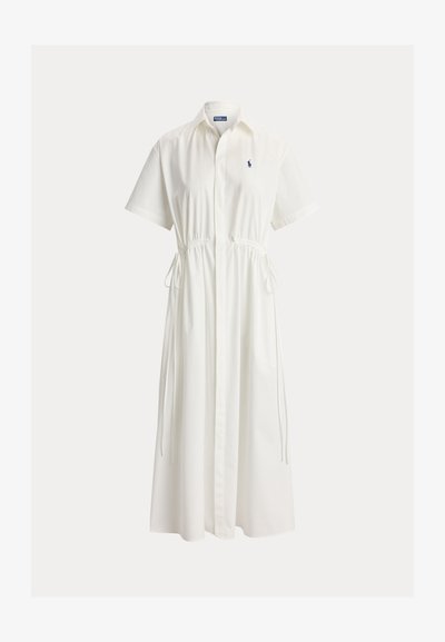 Robe midi blanche à manches courtes avec boutons sur le devant, col, liens ajustables à la taille et petit logo brodé sur la poitrine.