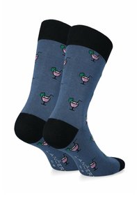 Niebieskie skarpetki z jasnoróżowym wzorem koktajli, czarne mankiety i palce, wykonane z miękkiego materiału dla wygody. Posiadają nadrukowane logo z boku.