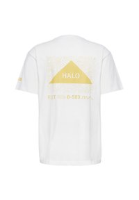 Biały t-shirt z krótkim rękawem z dużym żółtym trójkątem i liniami konturowymi na plecach, z napisem "HALO" i tekstem "F.U.T B-583".