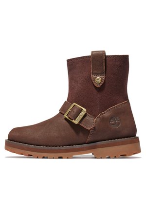 Bottine marron en cuir et daim avec sangle à boucle, languette, logo embossé sur le talon et semelle en caoutchouc robuste.