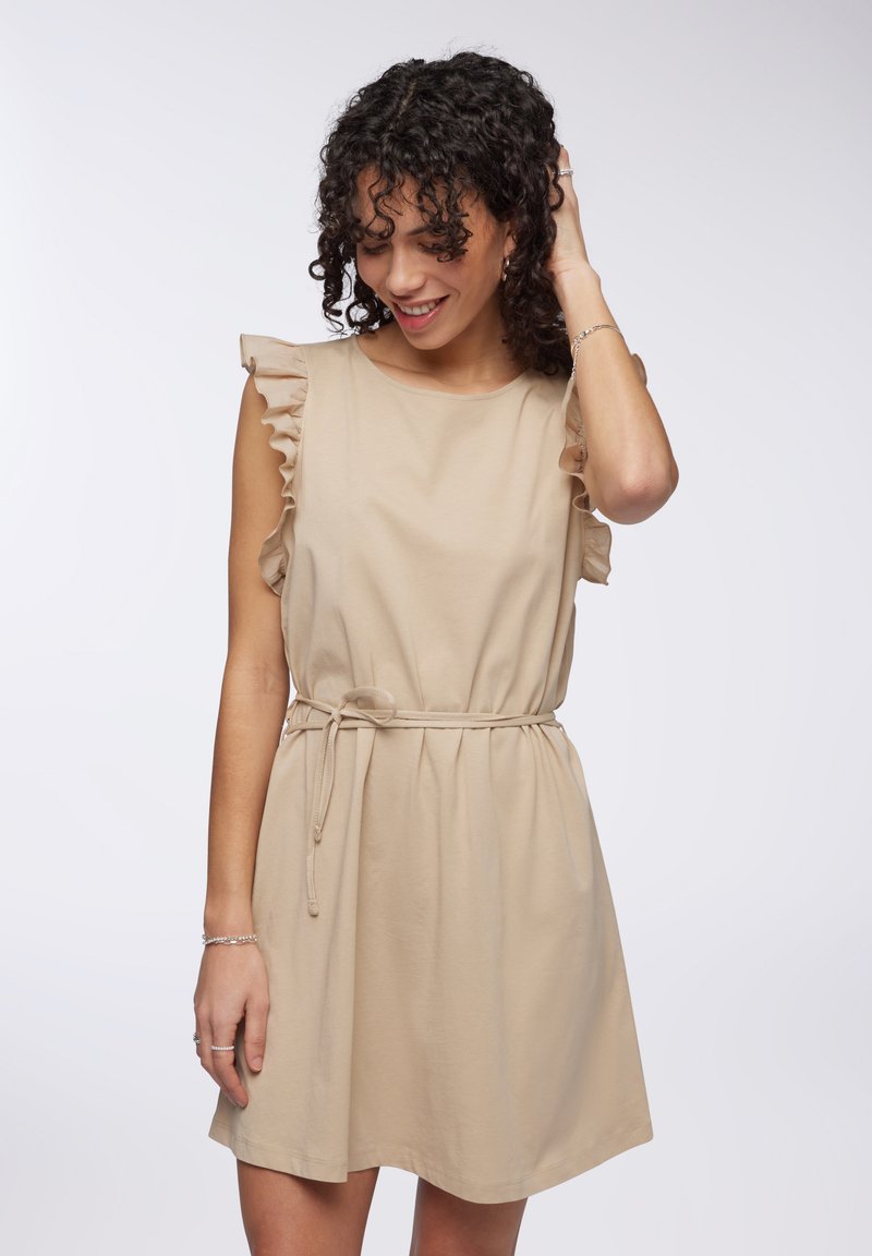 Abito in cotone beige con maniche a volant, scollatura tonda e cintura con fiocco in vita, caratterizzato da una vestibilità rilassata e una morbida texture.