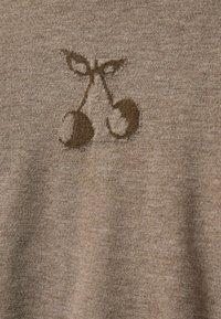 Bruine gebreide trui met een geborduurd ontwerp van kersen in een donkerdere bruine kleur, die subtiel versmelt met de textuur van de stof.