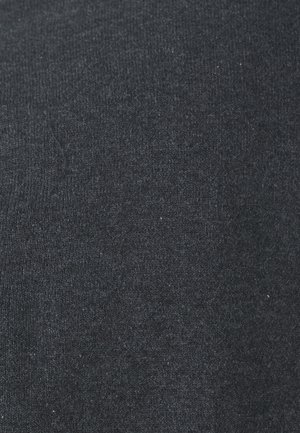 Schwarzer Baumwollstoff mit glatter Textur, der ein einheitliches Strickmuster aufweist und keine sichtbaren Verzierungen oder Hardware-Details hat.