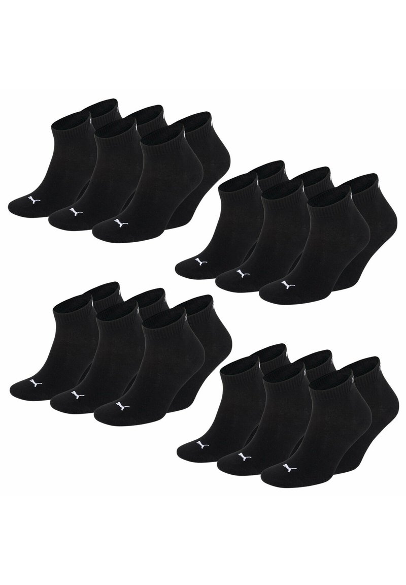 Schwarze Baumwollknöchelsocken, die in Sets angeordnet sind, mit einem gerippten Bund und einem dezenten weißen Logo am Knöchel. Sechs Paare werden in zwei Reihen gezeigt.