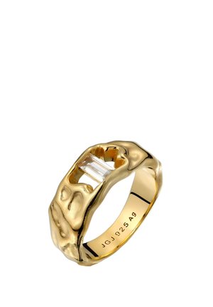Guld ring med en uregelmæssig, tekstureret bånd og en rektangulær klar ædelsten, der er sat horisontalt i midten. Intern mærkning lyder JGJ 925 A9.