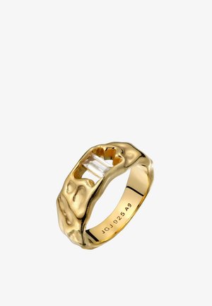 Guld ring med en uregelmæssig, tekstureret bånd og en rektangulær klar ædelsten, der er sat horisontalt i midten. Intern mærkning lyder JGJ 925 A9.