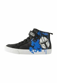 Schwarzer High-Top-Sneaker mit blauem Spritzdesign. Verfügt über eine weiße Gummisohle und einen Klettverschluss. Dekorative Grafik eines Helms an der Seite.