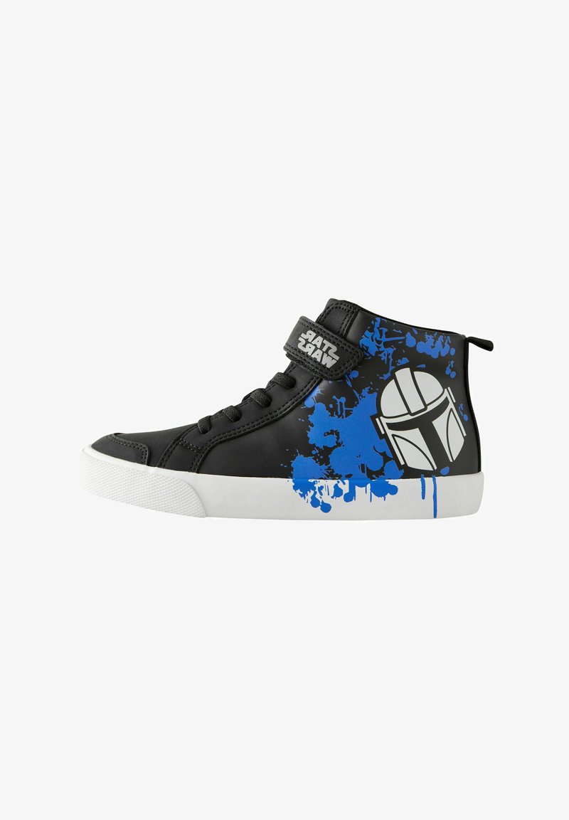 Schwarzer High-Top-Sneaker mit blauem Spritzdesign. Verfügt über eine weiße Gummisohle und einen Klettverschluss. Dekorative Grafik eines Helms an der Seite.