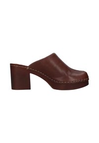 Mule in pelle marrone con forma sagomata, piattaforma elevata e tacco spesso. Presenta cuciture bianche a contrasto lungo i bordi.