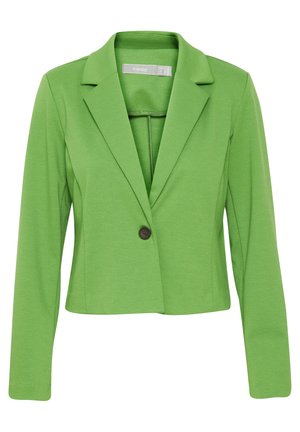 Blazer vert, cintré, fabriqué dans un tissu lisse. Il présente un col à revers, des manches longues et une fermeture à un seul bouton marron.