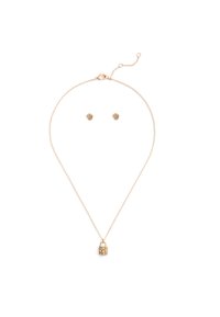 Set di gioielli dorati che include una collana con catena fine e ciondolo a forma di lucchetto, abbinata a orecchini a bottone a forma di fiore.