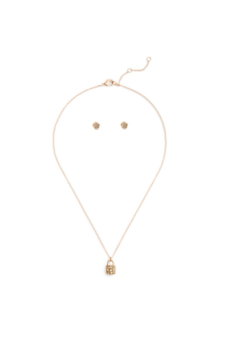 Set di gioielli dorati che include una collana con catena fine e ciondolo a forma di lucchetto, abbinata a orecchini a bottone a forma di fiore.