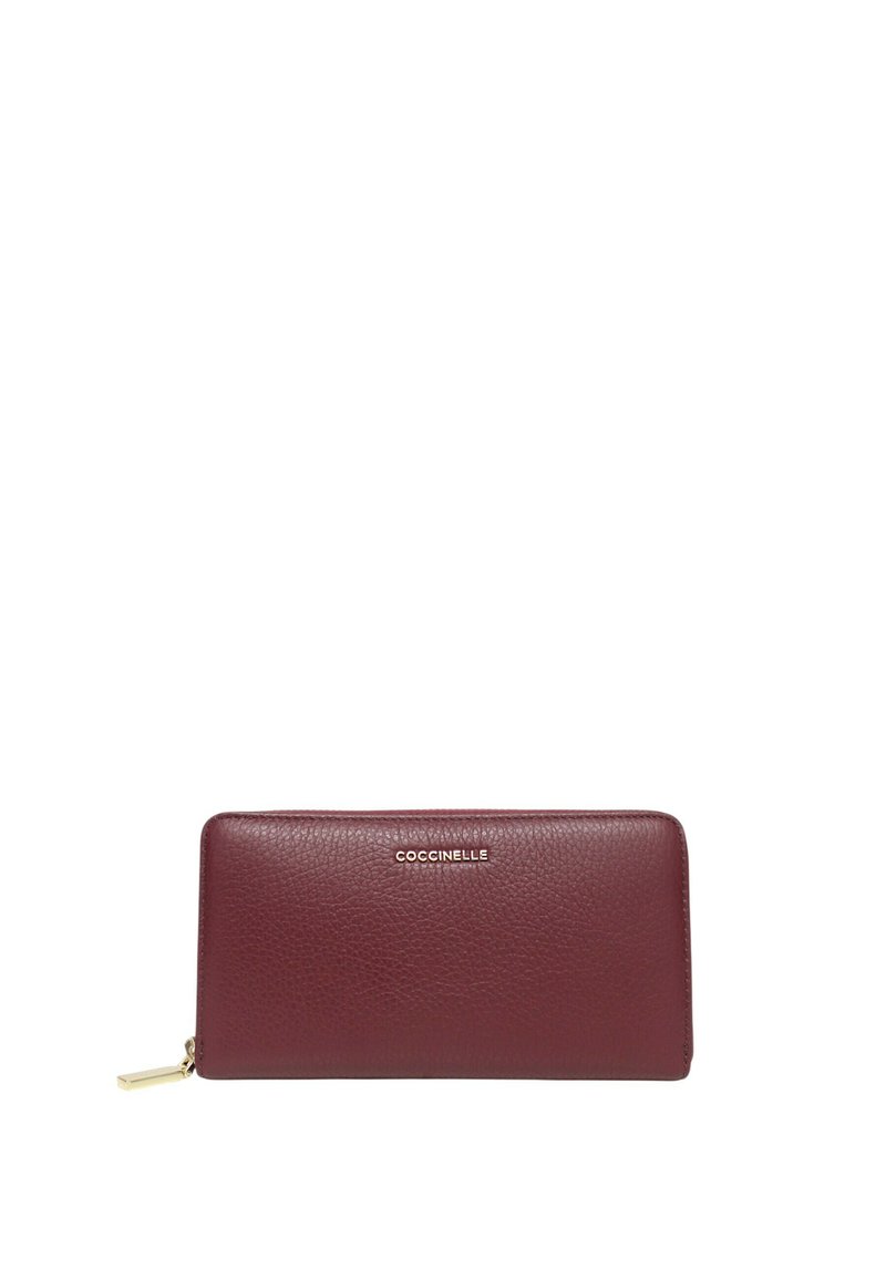 Portafoglio in pelle borgogna con superficie testurizzata, forma rettangolare, zip dorata e logo del marchio in rilievo sulla parte anteriore.