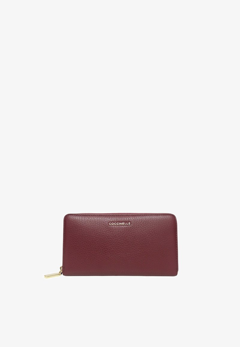 Portafoglio in pelle borgogna con superficie testurizzata, forma rettangolare, zip dorata e logo del marchio in rilievo sulla parte anteriore.