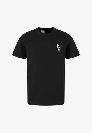 Must musta T-särk lühikeste varrukatega, millel on vasakus rinnaosas valge "K" logo ja rukkilille sümbol. Klassikaline ümar kaeluse disain.