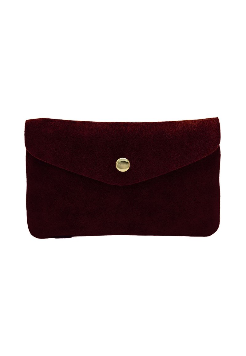 Pochette en daim bordeaux au design enveloppe, avec un rabat arrondi et une fermeture à bouton pression doré. Texture lisse.