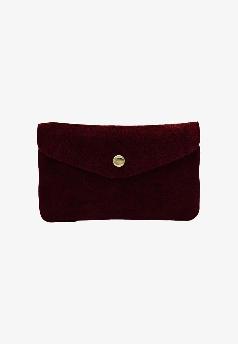 Pochette en daim bordeaux au design enveloppe, avec un rabat arrondi et une fermeture à bouton pression doré. Texture lisse.